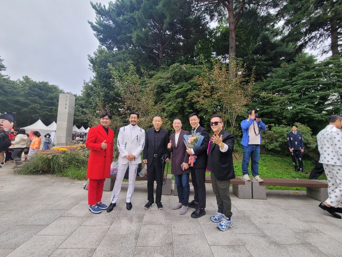 (좌부터) 엘링크 이공규이사, 공정환배우, 양해일디자이너, 엘링크 엄태준회장, 이용범디자이너, 전설박사