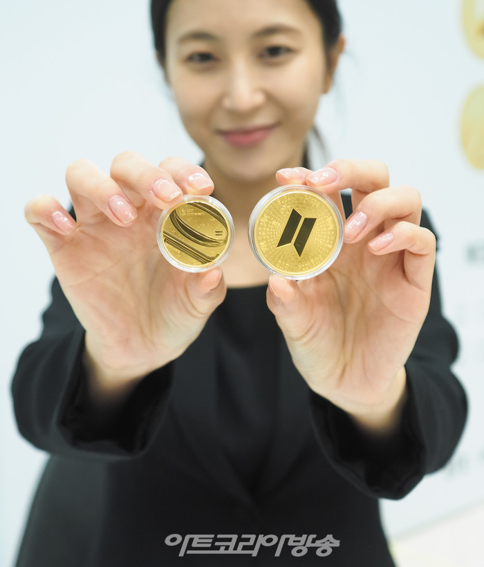 [AK포토] 방탄소년단 10주년 기념 메달 ... '유니크함 돋보이죠'