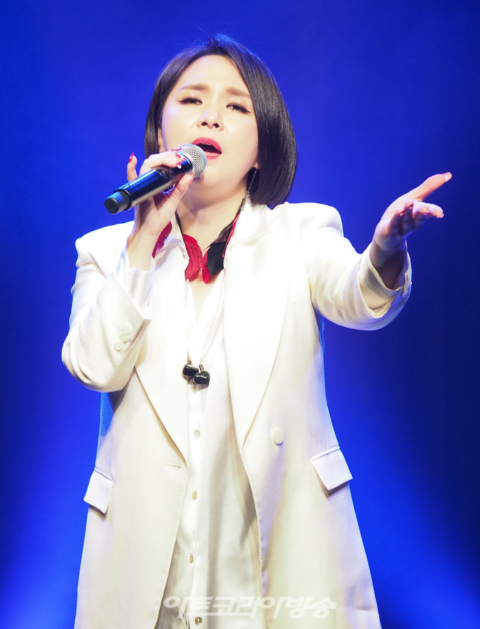 [AK화보] 이지영, 따뜻한 감성 힐링 송 '기대도 돼요' 무대