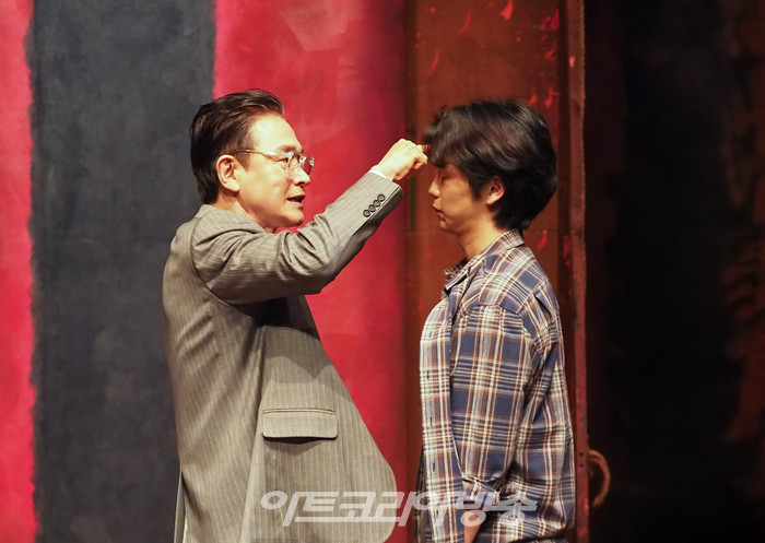 [AK포토] 정보석-강승호, '마크의 작품 세계에 의문 갖는 켄'