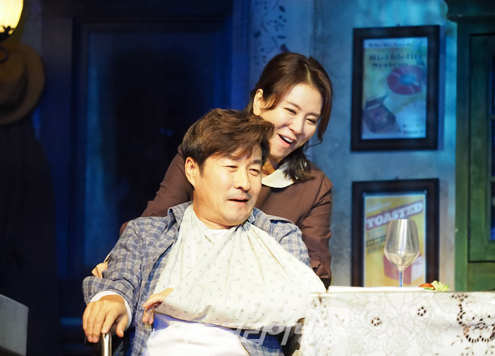 [AK화보] 김상중-이일화, 첫 저녁식사에 즐거워 하는 폴과 애니