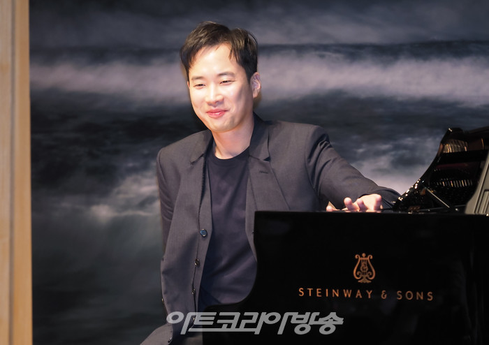 [AK포토] 음악감독 정재일, 포즈는 어려워 (LISTEN)