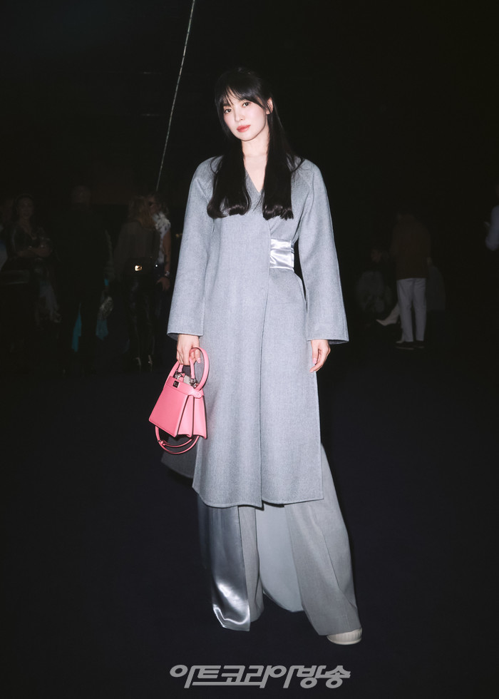 [AK포토] 송혜교, 어둠 속에서도 빛난 우아한 룩