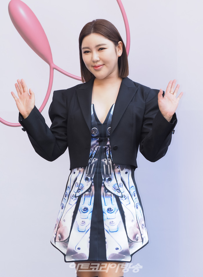 [AK포토] 송가인, 하트도 우아하게