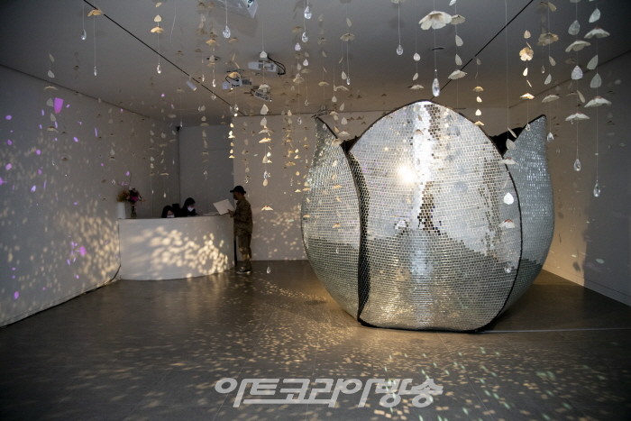 [김성호 미술평론] 춤추는 정원 - ‘현실화된 유토피아’에서의 사랑