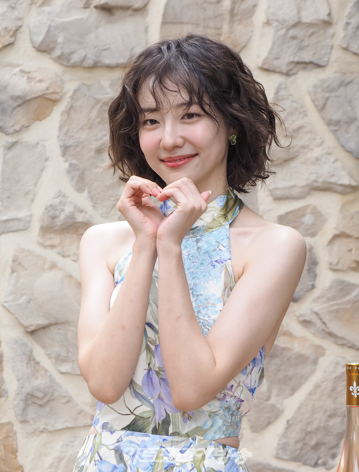 [AK포토] 박지현, 하트 매력에 푹 빠지실게요