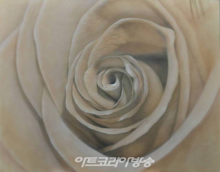 [김종근 미술평론] 장미 , 그 순간의 움직임 무지개 컬러의 찰나-문철 개인전