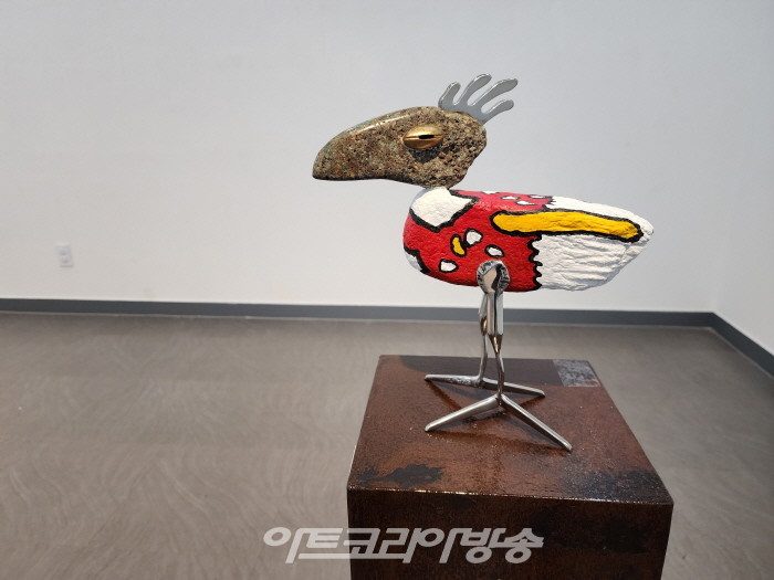 [신항섭 미술평론] 강이수의 조형세계 '무거운 재료를 가볍게 만드는 새의 형상'