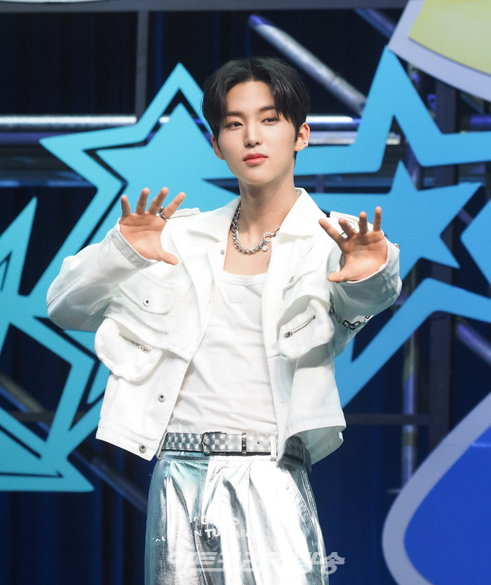 [AK포토] 더뉴식스 은휘, 시선 끄는 멋짐