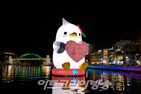 통영시, 강구안에 초대형 갈매기 ‘동백이’ 조형물 설치