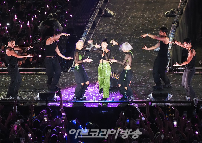 [AK화보] 화사, 피네이션 전속계약 후 화려한 무대 (싸이흠뻑쇼)