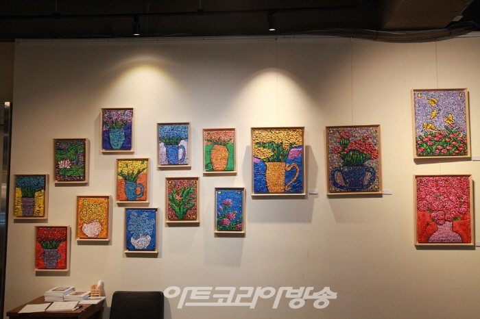 김용모 개인전 풍성한 꽃들의 행복 메시지 '사는 이야기'