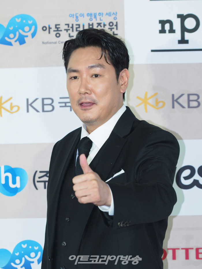 [AK포토] 조진웅, 카리스마 넘치는 엄지척