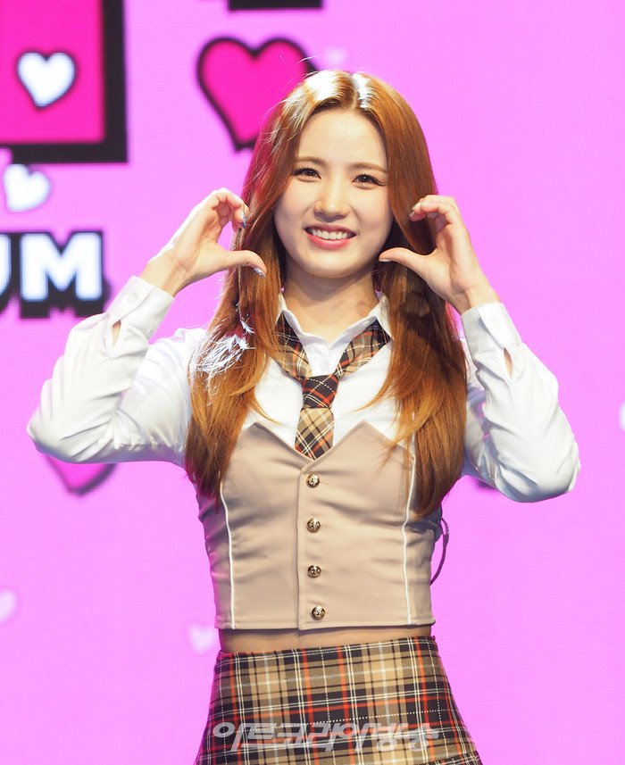 [AK포토] 아이칠린 지윤, 설렘 가득 환한 미소