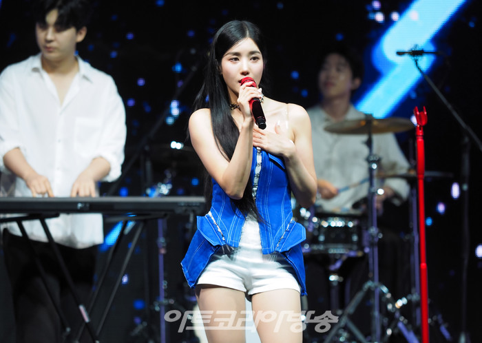 [AK현장] '렛츠고' 권은비, 뜨거운 여름 열기 잠재울 청량한 매력 (종합)