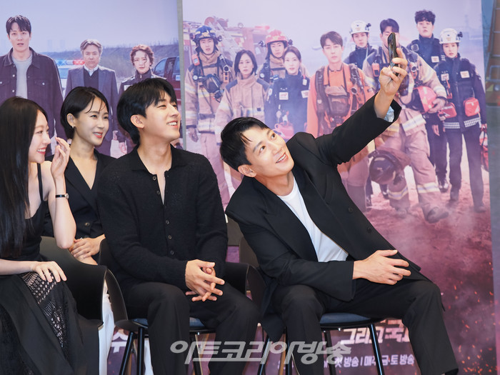 [AK포토] 김래원-손호준-공승연, 즐거운 셀카 타임