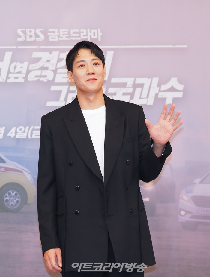 [AK포토] 김래원, 진돗개의 수줍은 미소