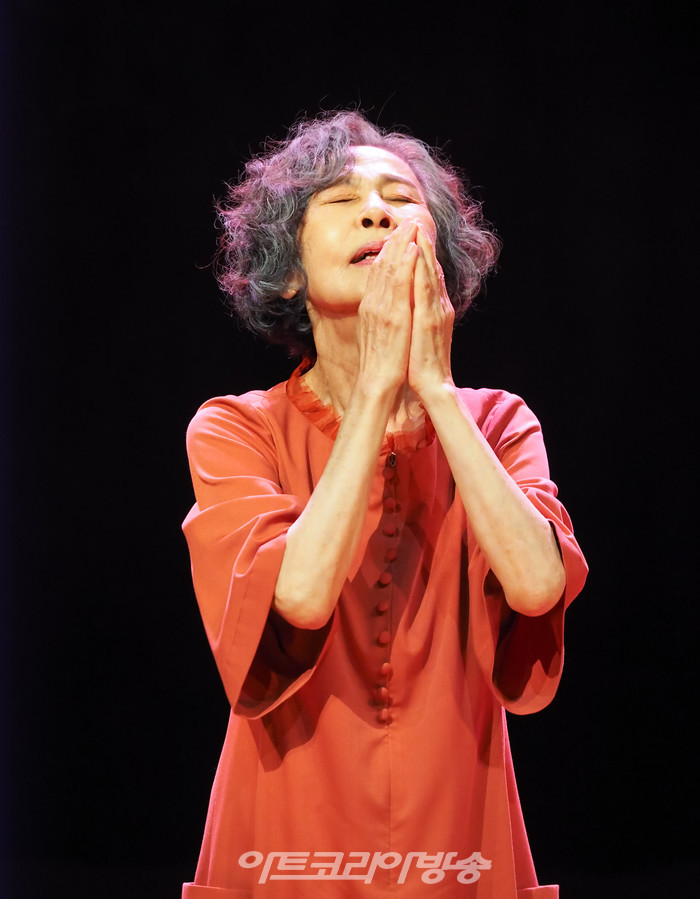 [AK화보] 손숙, 독백 연기하는 반려견 떠나보낸 노인 여자 (토카타)