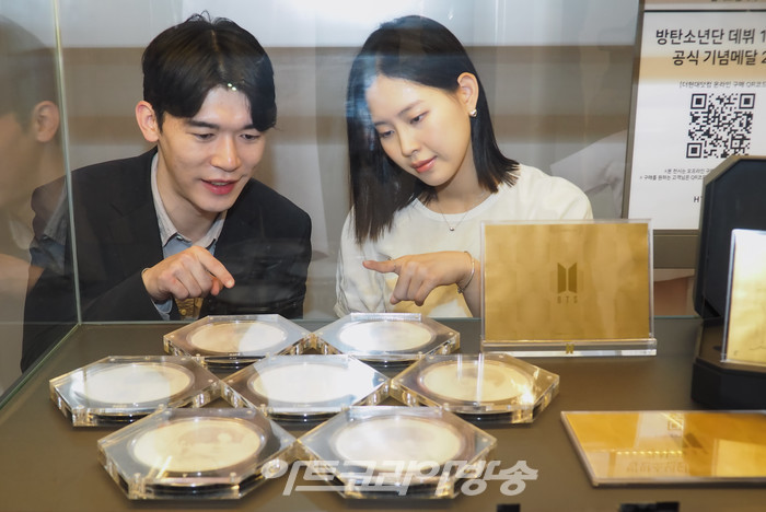 [AK현장] 방탄소년단 데뷔 10주년 공식 기념메달 2차 출시