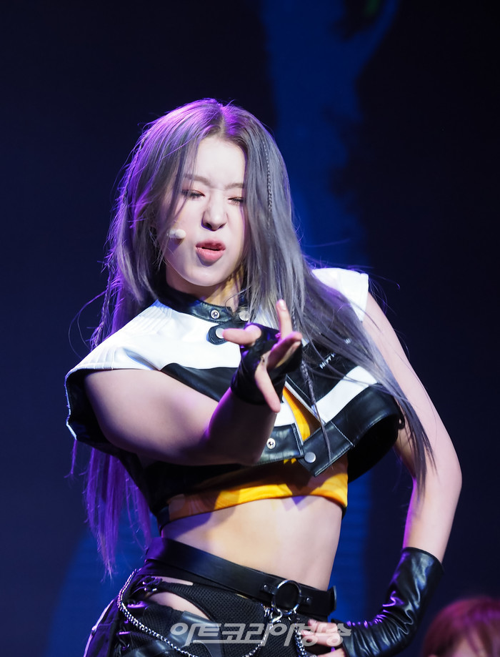 [AK화보] 로아, 두 번째 싱글 'Truth or Dare' 무대