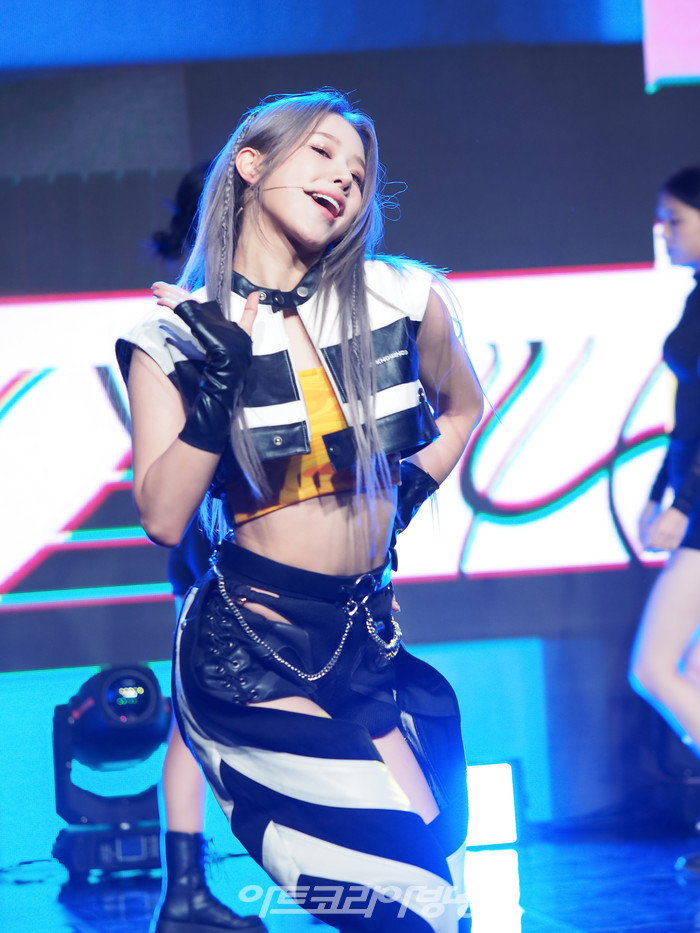 [Ak화보] '강렬함 그 자체' 로아, 다크한 힙합 댄스 '스킵 아웃' 무대