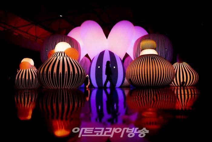 '에밀리 인 파리(Emily in Paris)'에 등장했던 즐거운 풍선 아트 쇼 뉴욕에서 개최