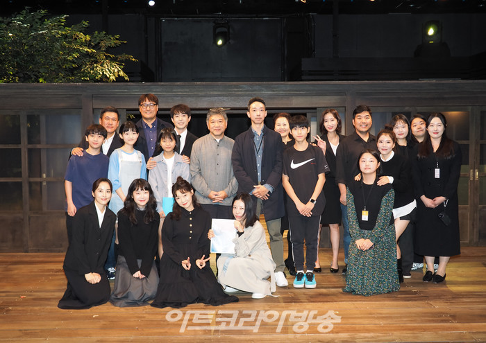 [AK포토] 연극 '바닷마을 다이어리' 성원해 주세요