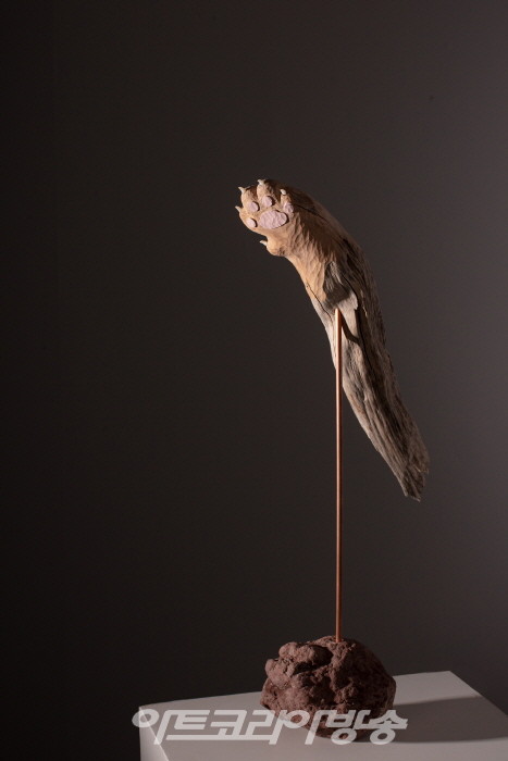 공진원 선정, 신진작가 이수빈 개인전 '떠내려온 조각'