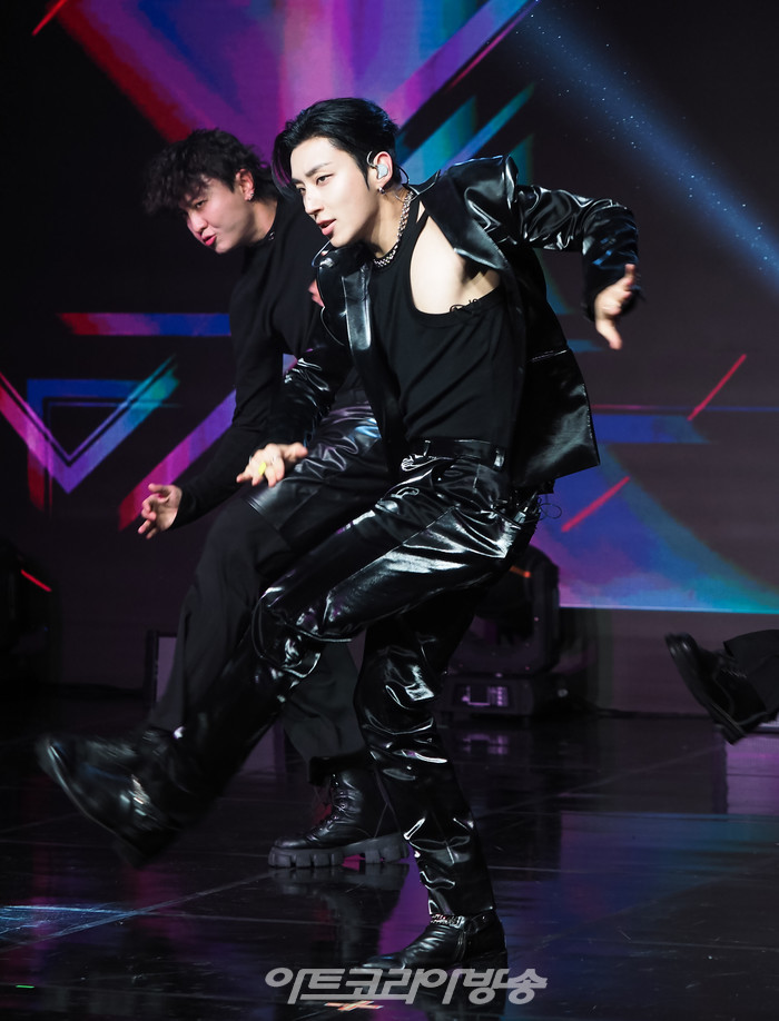 [AK화보] 문종업, 퇴폐적 섹시함의 타이틀곡 'X.O.X' 무대