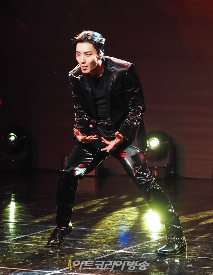 [AK화보] 문종업, 미디엄템포 팝 '스턱' 무대