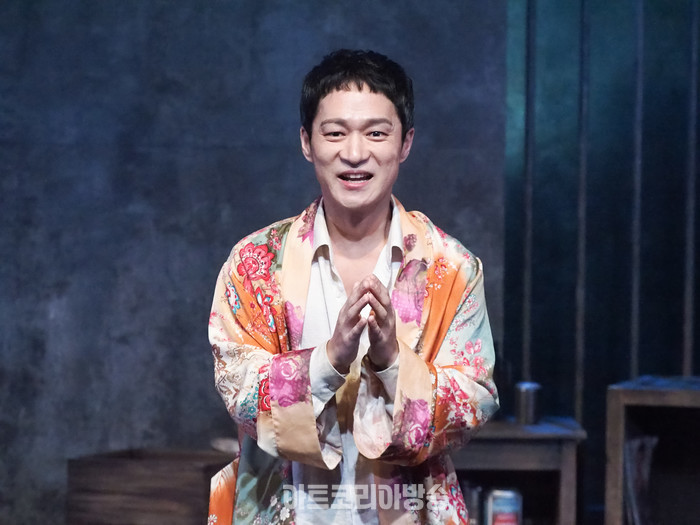 [AK화보] 전박찬-최석진, 발렌틴에 '표범여인' 영화 이야기 들려주는 몰리나