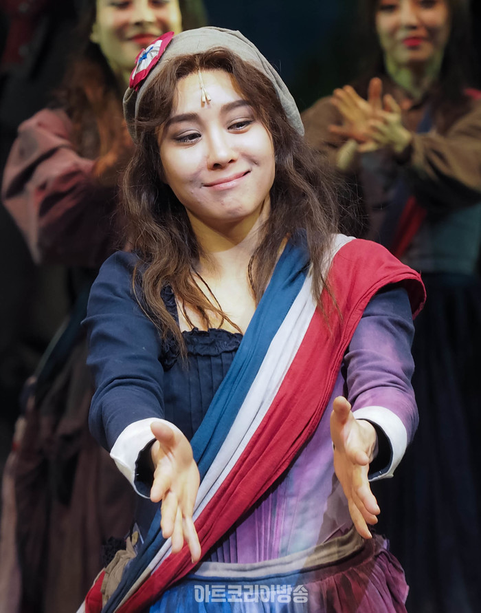 [AK포토] 옥주현, 프랑스 빈민들을 선동하는 인물 마그리드 아르노