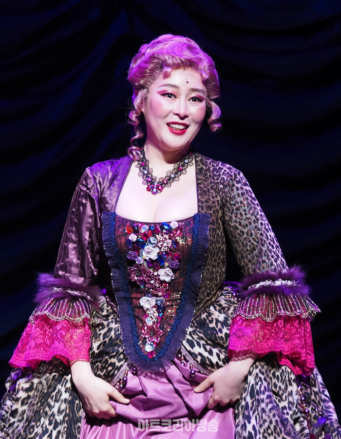 [AK포토] 윤사봉, 화려한 드레스의 로즈 베르텡 디자이너