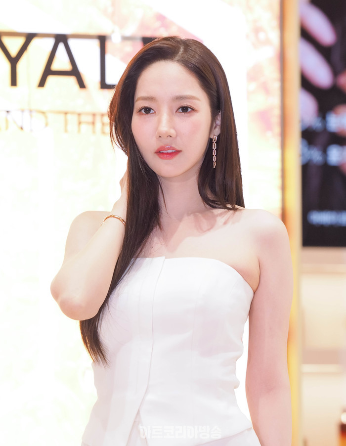 [AK포토] 박민영, 봄 향기 품은 여신 비주얼