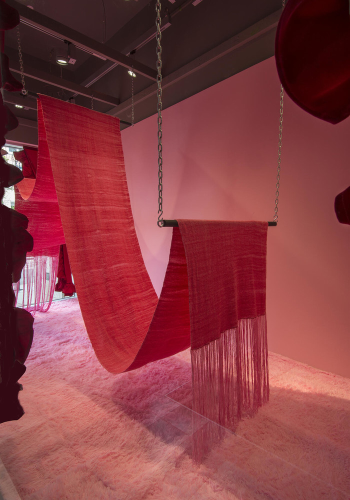 Molly JF Caldwell: 한 손은 등 뒤로 묶인 채 展