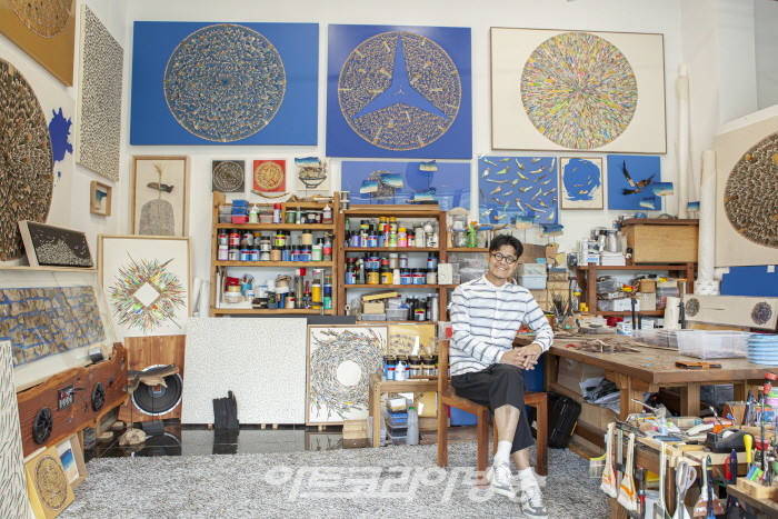 [김종근 미술평론] 반 고흐 같은, 폐목에 생명을 가슴으로 주는 작가 - 이정인.