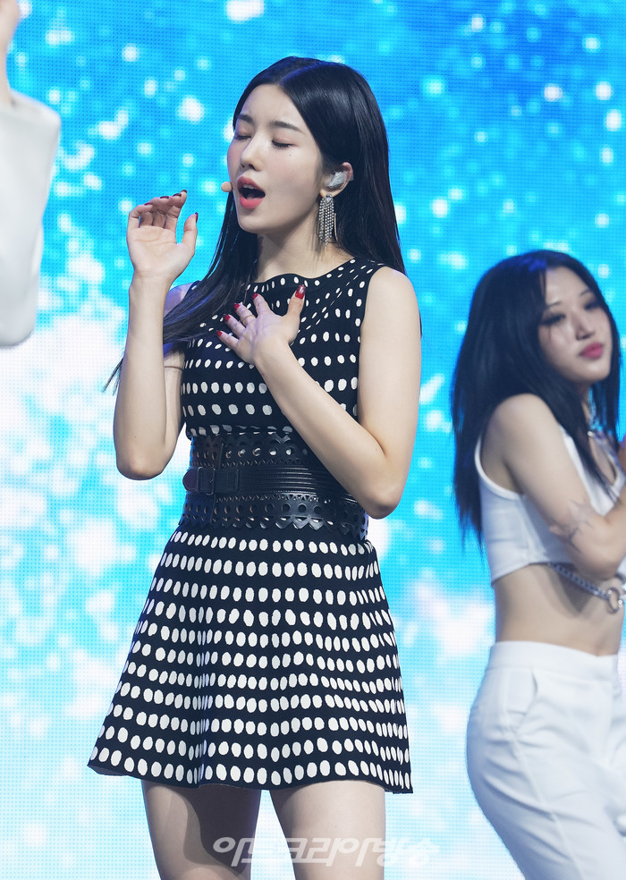 [AK포토] 권은비, 자신만의 빛을 찾는 '블루 아이즈' 무대 (OPEN)