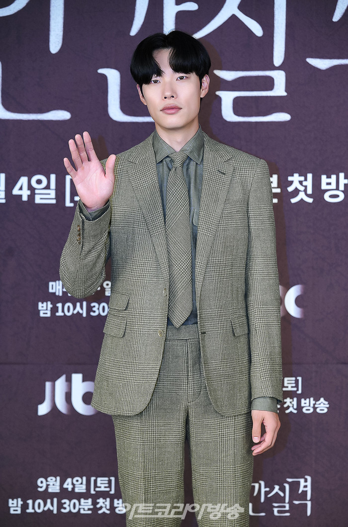 [AK포토] 류준열, '기대해 주세요' (인간실격)