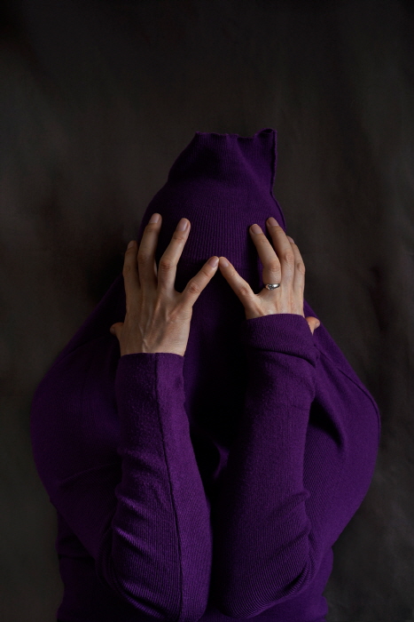 [이선영 미술평론] 어느 날 다가온 육체의 감옥을 직시하며