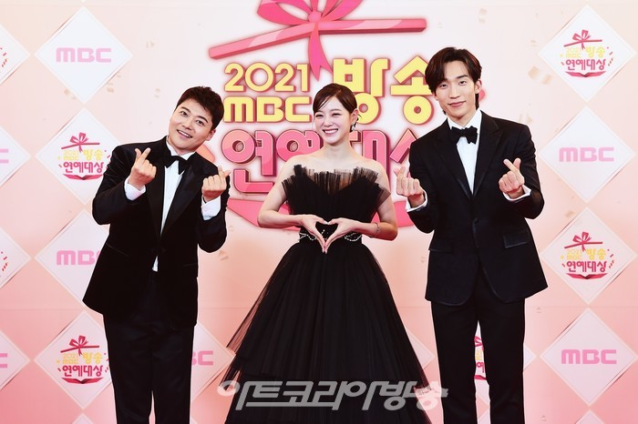 [AK포토] 김세정-전현무-이상이, '화기애애하게' (2021 MBC 방송연예대상)