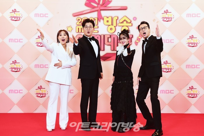 [AK포토] 신봉선-김성주-산다라박-이윤석, '올해도 많이 사랑해 주세요' (2021 MBC 방송연예대상)