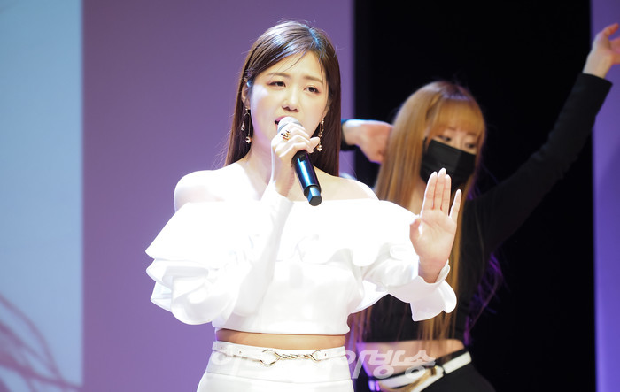 [AK포토] 정다경, 올 겨울 이별곡 '가라 그래' 무대