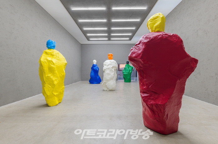 우고 론디노네 개인전 'nuns and monks by the sea'