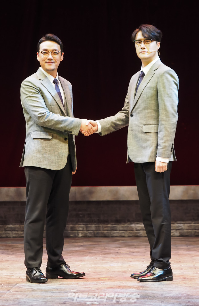 [AK포토] 김수용-김승용, '윤교수의 쿨한 포즈'