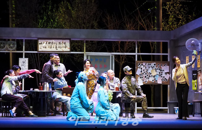 [AK화보] 연극 '돌아온다', 모두 다 행복해요