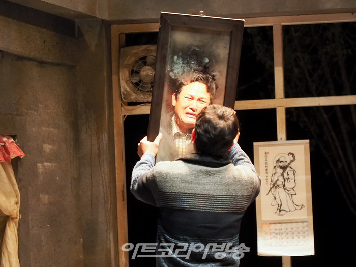 [AK화보] 연극 '돌아온다' 강성진-홍은희, '내 아버지가 여기 있었구나'