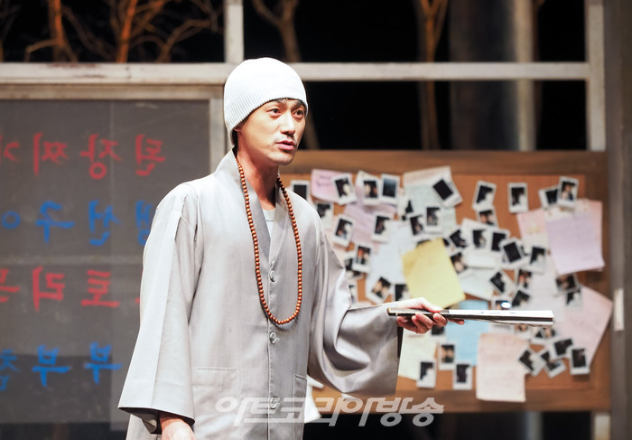 [AK화보] 연극 '돌아온다' 박정철-최영준, '이 가게에 불쌍한 영혼이 있네요'