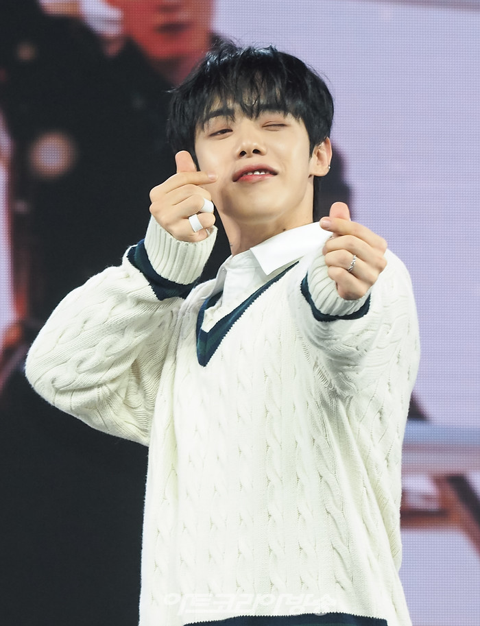 [AK포토] 오메가엑스 젠, '내 마음 어디로 쏠까요'