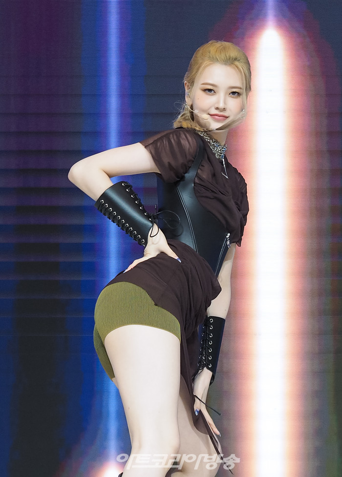 [AK화보] 아이리스, 타이틀곡 'WANNA KNOW' 무대