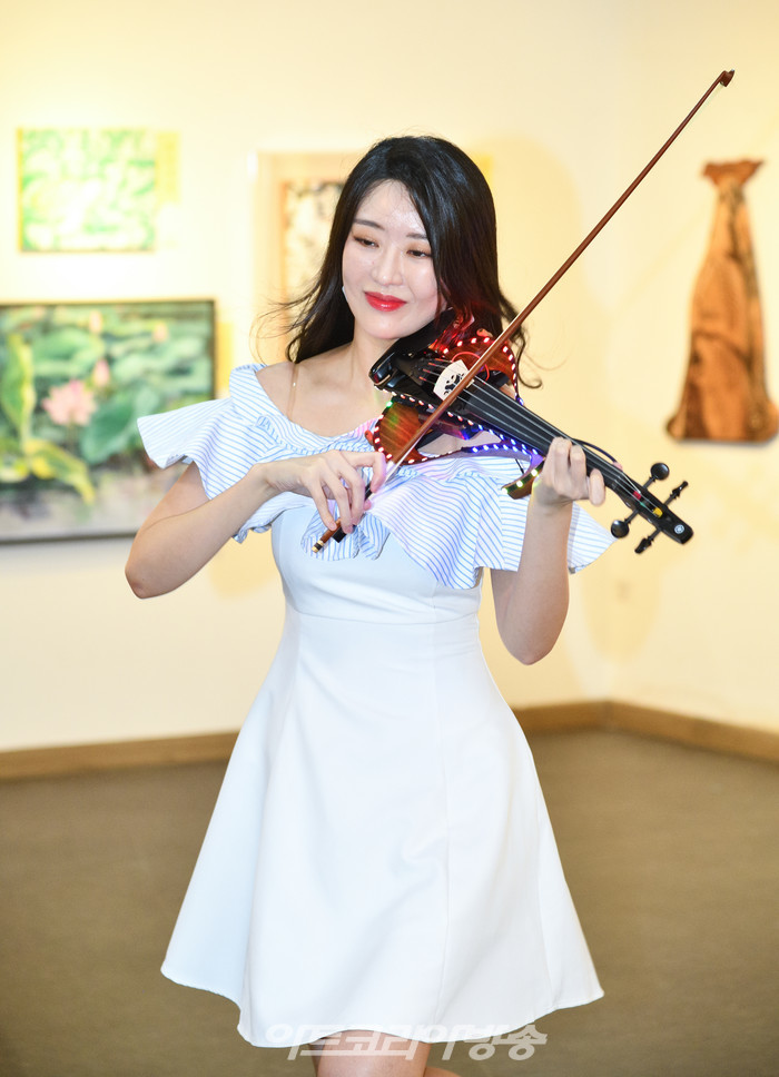 [AK포토] 한미나 전자바이올린리스트, '흥 돋우는 역동적 무대'